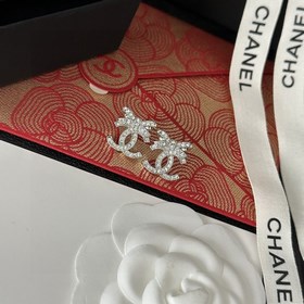 Chanel подержанные серьги с двойной буквой C. Модели Chanel не ну