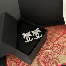 Chanel подержанные серьги с двойной буквой C. Модели Chanel не ну