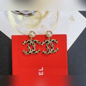 Chanel подержанные серьги с двойным C. Модели Chanel не нуждаются