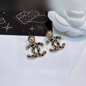 Chanel подержанные серьги с двойным C. Модели Chanel не нуждаются