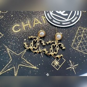 Chanel подержанные серьги с двойным C. Модели Chanel не нуждаются