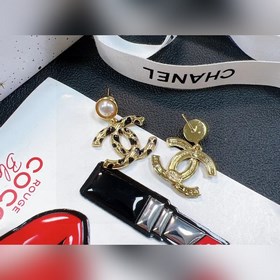 Chanel подержанные серьги с двойным C. Модели Chanel не нуждаются