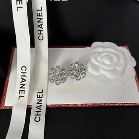Chanel подержанные серьги с двойным C. Модели Chanel не нуждаются