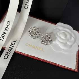 Chanel подержанные серьги с двойным C. Модели Chanel не нуждаются