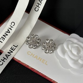 Chanel подержанные серьги с двойным C. Модели Chanel не нуждаются
