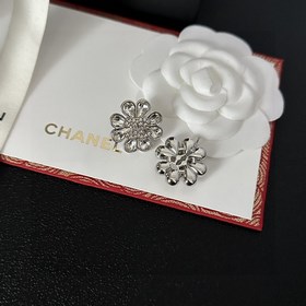 Chanel подержанные серьги с двойным C. Модели Chanel не нуждаются
