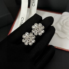 Chanel подержанные серьги с двойным C. Модели Chanel не нуждаются