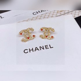 Новые сережки-гвоздики CHANEL с двойным символом «C» из латуни, с