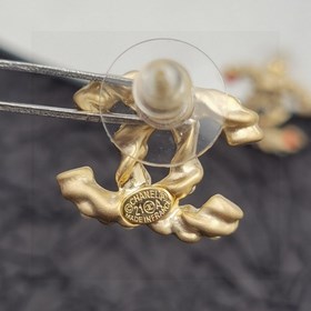 Новые сережки-гвоздики CHANEL с двойным символом «C» из латуни, с
