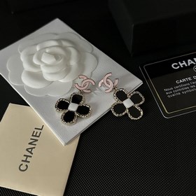 Chanel Б/у Буквы Серьги виде букв от Chanel не нуждаются в предст