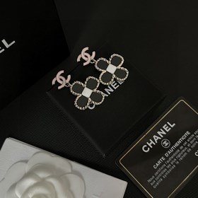 Chanel Б/у Буквы Серьги виде букв от Chanel не нуждаются в предст