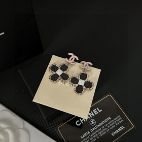Chanel Б/у Буквы Серьги виде букв от Chanel не нуждаются в предст