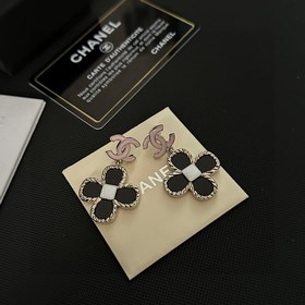 Chanel Б/у Буквы Серьги виде букв от Chanel не нуждаются в предст
