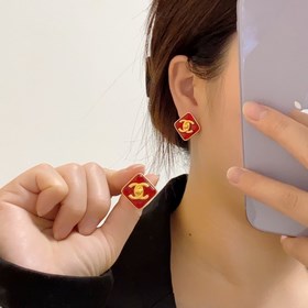 Новые серьги Chanel с двойным символом «C» в форме квадрата, крас