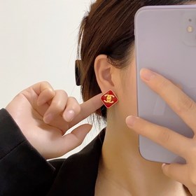 Новые серьги Chanel с двойным символом «C» в форме квадрата, крас