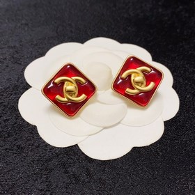 Новые серьги Chanel с двойным символом «C» в форме квадрата, крас