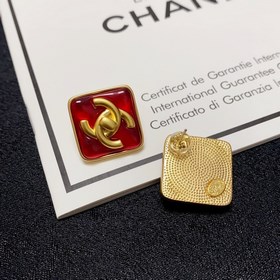 Новые серьги Chanel с двойным символом «C» в форме квадрата, крас