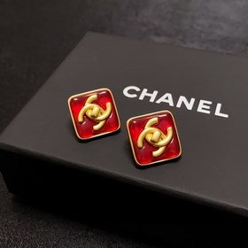 Новые серьги Chanel с двойным символом «C» в форме квадрата, крас