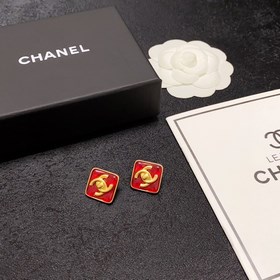 Новые серьги Chanel с двойным символом «C» в форме квадрата, крас