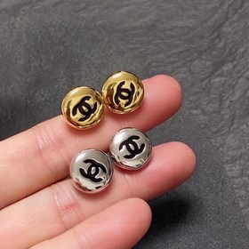Chanel - милые серьги-пуговицы в лаконичном стиле. В последнее вр