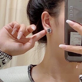Chanel - милые серьги-пуговицы в лаконичном стиле. В последнее вр