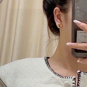 Chanel - милые серьги-пуговицы в лаконичном стиле. В последнее вр