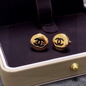 Chanel - милые серьги-пуговицы в лаконичном стиле. В последнее вр