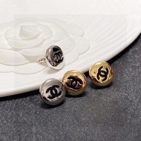 Chanel - милые серьги-пуговицы в лаконичном стиле. В последнее вр