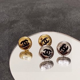 Chanel - милые серьги-пуговицы в лаконичном стиле. В последнее вр