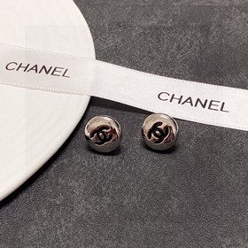 Chanel - милые серьги-пуговицы в лаконичном стиле. В последнее вр