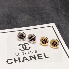 Chanel - милые серьги-пуговицы в лаконичном стиле. В последнее вр