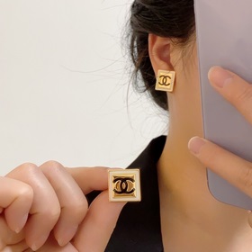Chanel - квадратные серьги в лаконичном стиле. Эти серьги действи