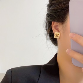 Chanel - квадратные серьги в лаконичном стиле. Эти серьги действи
