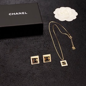 Chanel - квадратные серьги в лаконичном стиле. Эти серьги действи