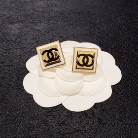 Chanel - квадратные серьги в лаконичном стиле. Эти серьги действи