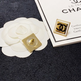 Chanel - квадратные серьги в лаконичном стиле. Эти серьги действи