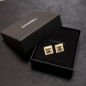 Chanel - квадратные серьги в лаконичном стиле. Эти серьги действи