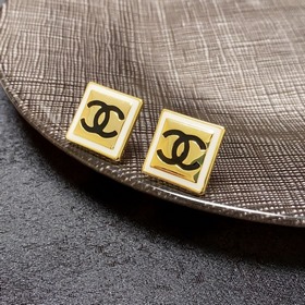 Chanel - квадратные серьги в лаконичном стиле. Эти серьги действи