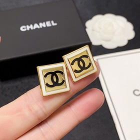 Chanel - квадратные серьги в лаконичном стиле. Эти серьги действи