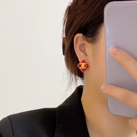 Новые серьги Chanel с двойным C в форме квадрата, красного цвета,