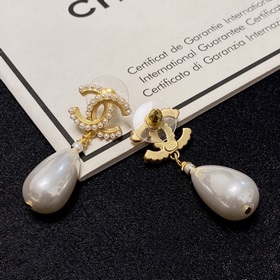 Новинка 2023 года [Chanel] Серьги-подвески в форме жемчужных капе
