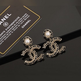 Сережки Chanel из черного металла с бледно-золотыми элементами. С