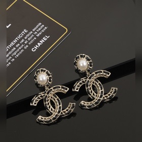 Сережки Chanel из черного металла с бледно-золотыми элементами. С