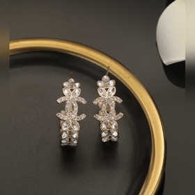 Сережки Chanel светло-золотого цвета с бриллиантами, следующие по