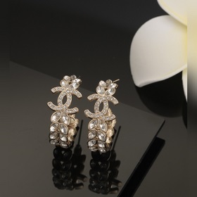 Сережки Chanel светло-золотого цвета с бриллиантами, следующие по