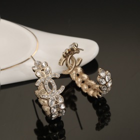 Сережки Chanel светло-золотого цвета с бриллиантами, следующие по