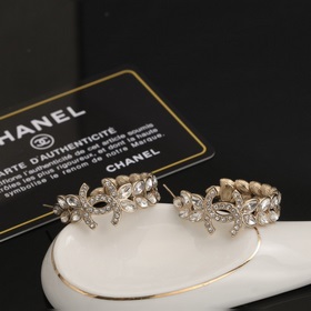 Сережки Chanel светло-золотого цвета с бриллиантами, следующие по