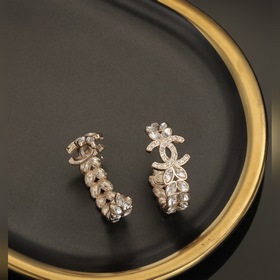Сережки Chanel светло-золотого цвета с бриллиантами, следующие по