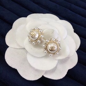 Необходимость для смены сезона! Коротенькие серьги Chanel с жемчу