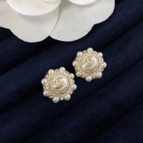 Необходимость для смены сезона! Коротенькие серьги Chanel с жемчу